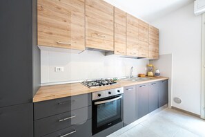 Køleskab, ovn, kogeplade, opvaskemaskine