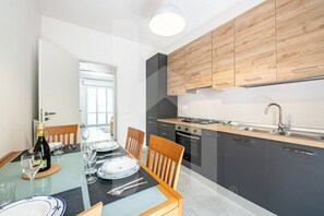 Fridge, oven, stovetop, dishwasher