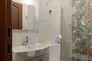 Dusche, Haartrockner, Bidet, Handtücher