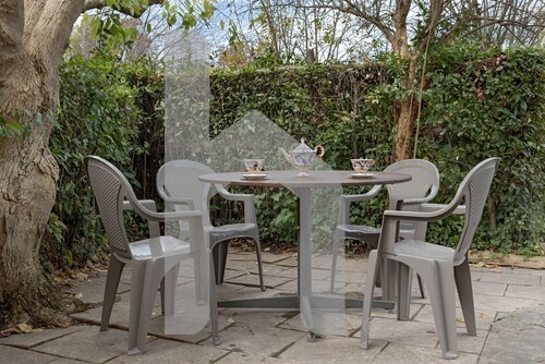 TUSCANY HOUSE is the best solution for any need, close to the center along Viale delle Piaggi and to the Cisanello hospital. A beautiful garden welcomes you in a quiet and residential area with parking space (No ZTL). The independent house is composed by