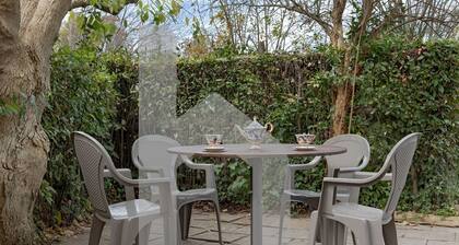 TUSCANY HOUSE is the best solution for any need, close to the center along Viale delle Piaggi and to the Cisanello hospital. A beautiful garden welcomes you in a quiet and residential area with parking space (No ZTL). The independent house is composed by