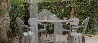 TUSCANY HOUSE is the best solution for any need, close to the center along Viale delle Piaggi and to the Cisanello hospital. A beautiful garden welcomes you in a quiet and residential area with parking space (No ZTL). The independent house is composed by