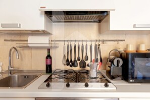 Geladeira, micro-ondas, fogão, cooktop