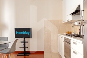 Fridge, microwave, oven, stovetop - Homiday – Centro: Relax and enjoy this simple yet comfortable accommodation in the heart of the city, while still enjoying peace and quiet during the night.Located in the city center, it allows you to reach the train station or the Leaning Tower of Pis (Pisa)