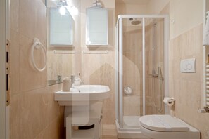 Douche, séchoir à cheveux, bidet, serviettes fournies