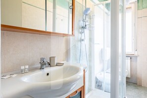 Bruser, hårtørrer, bidet, håndklæder