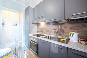 Fridge, oven, stovetop, coffee/tea maker