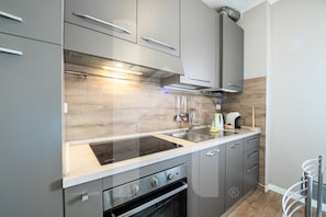 Réfrigérateur, four, plaque de cuisson, cafetière/bouilloire