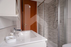 Ducha, secador de pelo, bidé y toallas