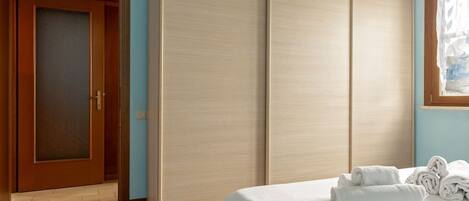 2 dormitorios, escritorio, tabla de planchar con plancha y wifi