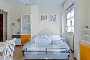 1 dormitorio, tabla de planchar con plancha, wifi y ropa de cama