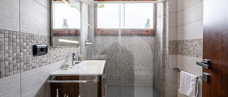 Dusche, Haartrockner, Bidet, Handtücher