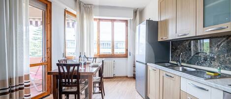 Fridge, oven, stovetop, coffee/tea maker