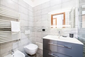 Dusj, hårføner, bidé og håndklær