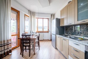 Réfrigérateur, un four, surface de cuisson, cafetière-théière