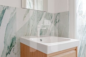 Shower, hair dryer, bidet, towels - Homiday- Two-room apartment Cisanello- Private parking inside (Pisa)