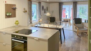Wasserkocher mit Kaffee-/Teezubehör, Kühlschrank, Mikrowelle, Herdplatte