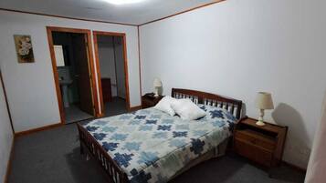 Family Triple Room, Garden View | Meja, ruang kerja komputer riba, seterika/papan seterika, Wi-fi percuma