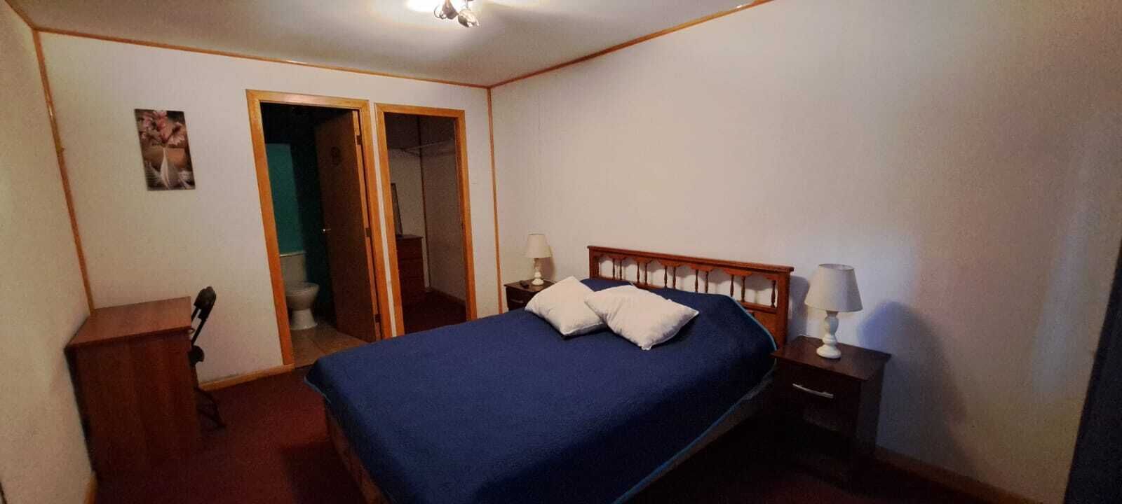 Kolmen hengen perhehuone, näköala puutarhaan | Työpöytä, kannettavalle tietokoneelle sopiva työtila