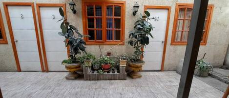 Familie driepersoonskamer, uitzicht op tuin | Terras