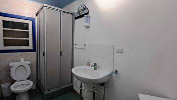 Pancuran mandi, tuala disediakan, sabun, tisu tandas