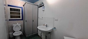 Douche, serviettes fournies, savon, papier toilette