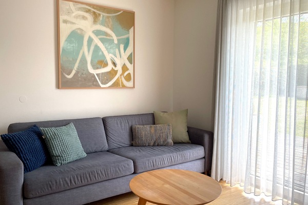 Deluxe Apartment 17 - mit 2 Schlafzimmer, Wohnküche, Terrasse und Garten-Ferienwohnung 17 - Couch, TerrassenzugangFerienwohnung 17 -