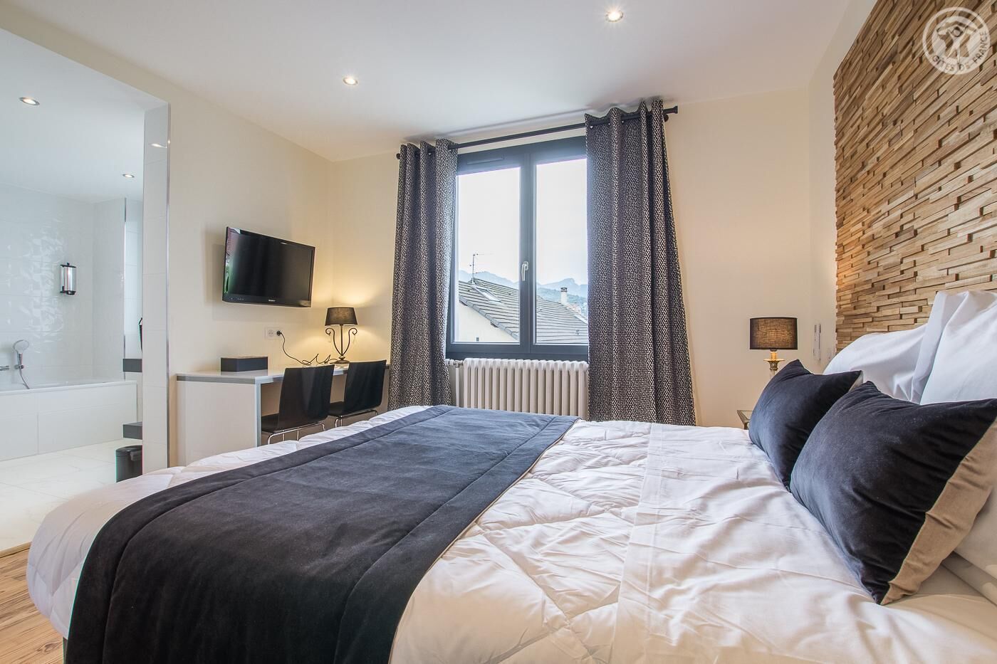 3 bedrooms, iron/ironing board, travel crib, free WiFi