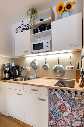 Frigorifero, microonde, forno, piano cottura