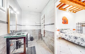 3 quartos, berço de viagem, Wi-Fi de cortesia, roupa de cama