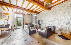 Lareira, DVD player, mesa de pingue-pongue