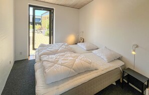 4 bedrooms, travel cot, free WiFi - 5 bedroom awesome home in Ebeltoft (Ebeltoft)