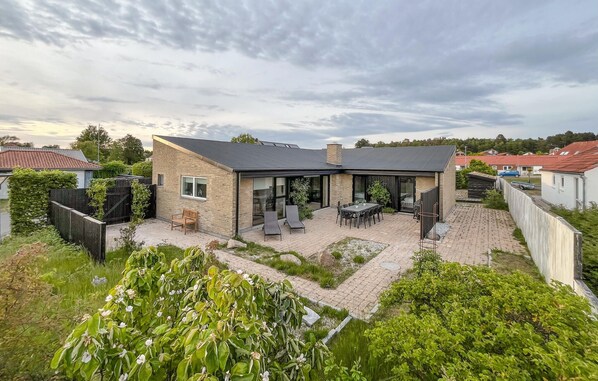 Outdoor dining - 5 bedroom awesome home in Ebeltoft (Ebeltoft)