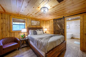 3 bedrooms, desk, iron/ironing board, travel crib