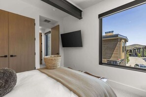 6 bedrooms, iron/ironing board, free WiFi, bed sheets