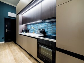 Een koelkast, een magnetron, een oven, een kookplaat