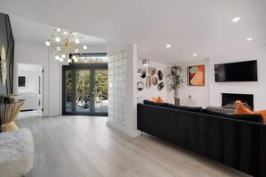 Televisión, chimenea y oficina 