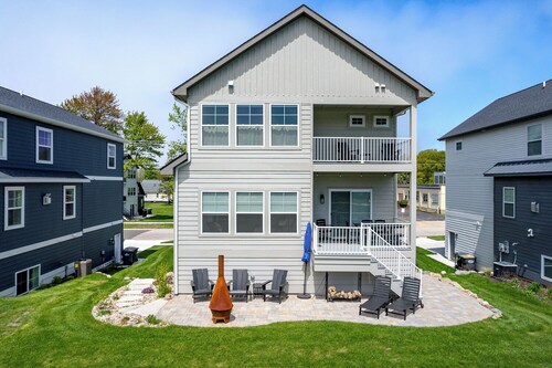 Toes in the Water , pool , perfect for large groups