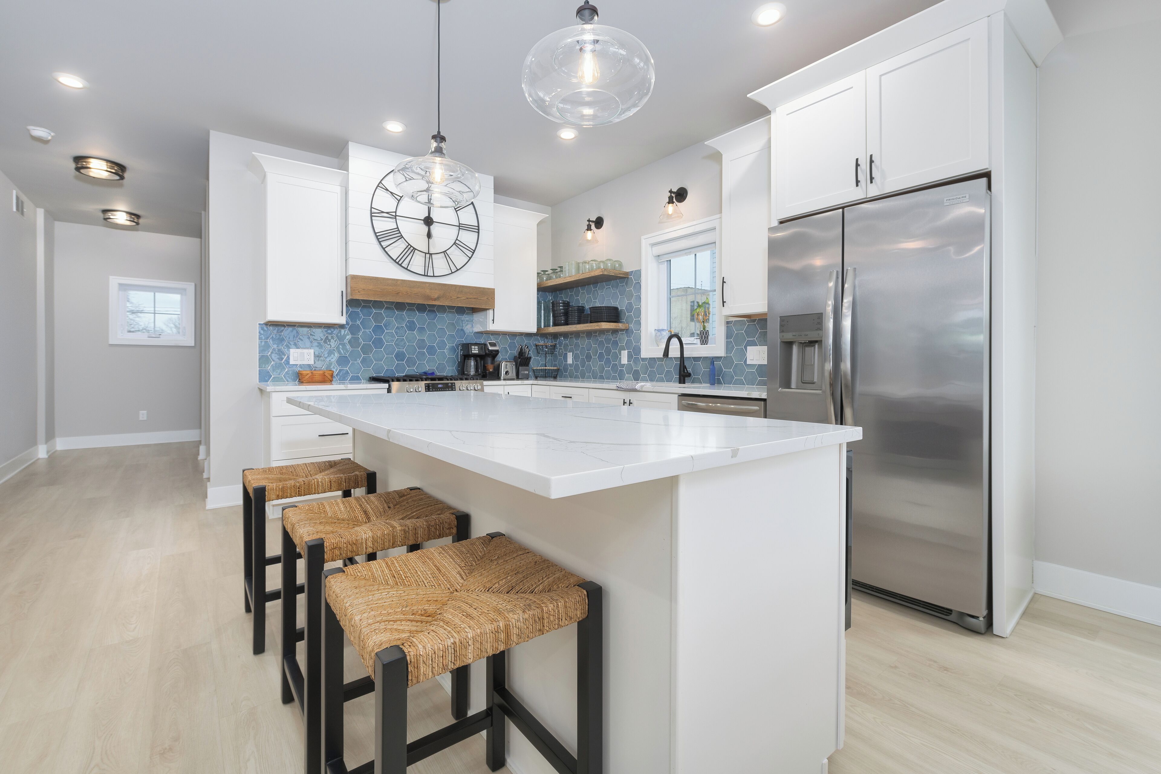 冷蔵庫、電子レンジ、オーブン、コンロ