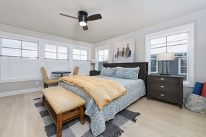 5 bedrooms, iron/ironing board, travel cot, free WiFi - Toes in the Water , pool , perfect for large groups (South Haven)