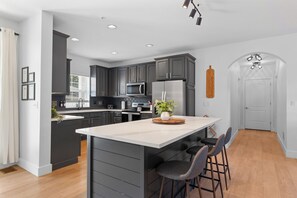 Een koelkast, een microgolfoven, een oven, een kookplaat