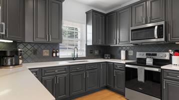 Geladeira, micro-ondas, fogão, cooktop