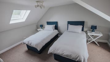 5 bedrooms, iron/ironing board, WiFi, bed sheets