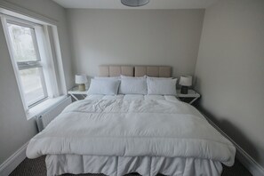 5 bedrooms, iron/ironing board, WiFi, bed sheets