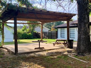 Outdoor dining - Charming 3-bedroom house with plenty of space for the entire family! (Mount Pleasant)