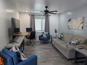 Smart TV, computer monitors - Private Desert Retreat with Oro Valley Mountain Views – Near Hiking & Golf (Tucson)