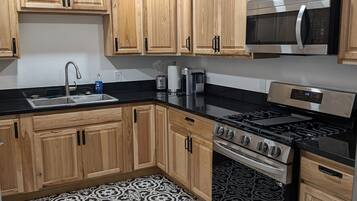 ثلاجة، ميكروويف، فرن، موقد طهي مسطح