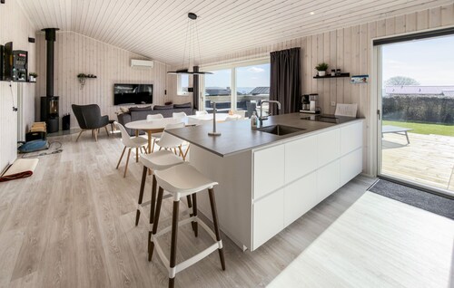 Pet friendly home in Rønde with WiFi