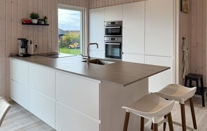 Fridge, stovetop, dishwasher, coffee/tea maker - Pet friendly home in Rønde with WiFi (Rønde)