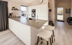 Réfrigérateur, plaque de cuisson, lave-vaisselle, cafetière/bouilloire